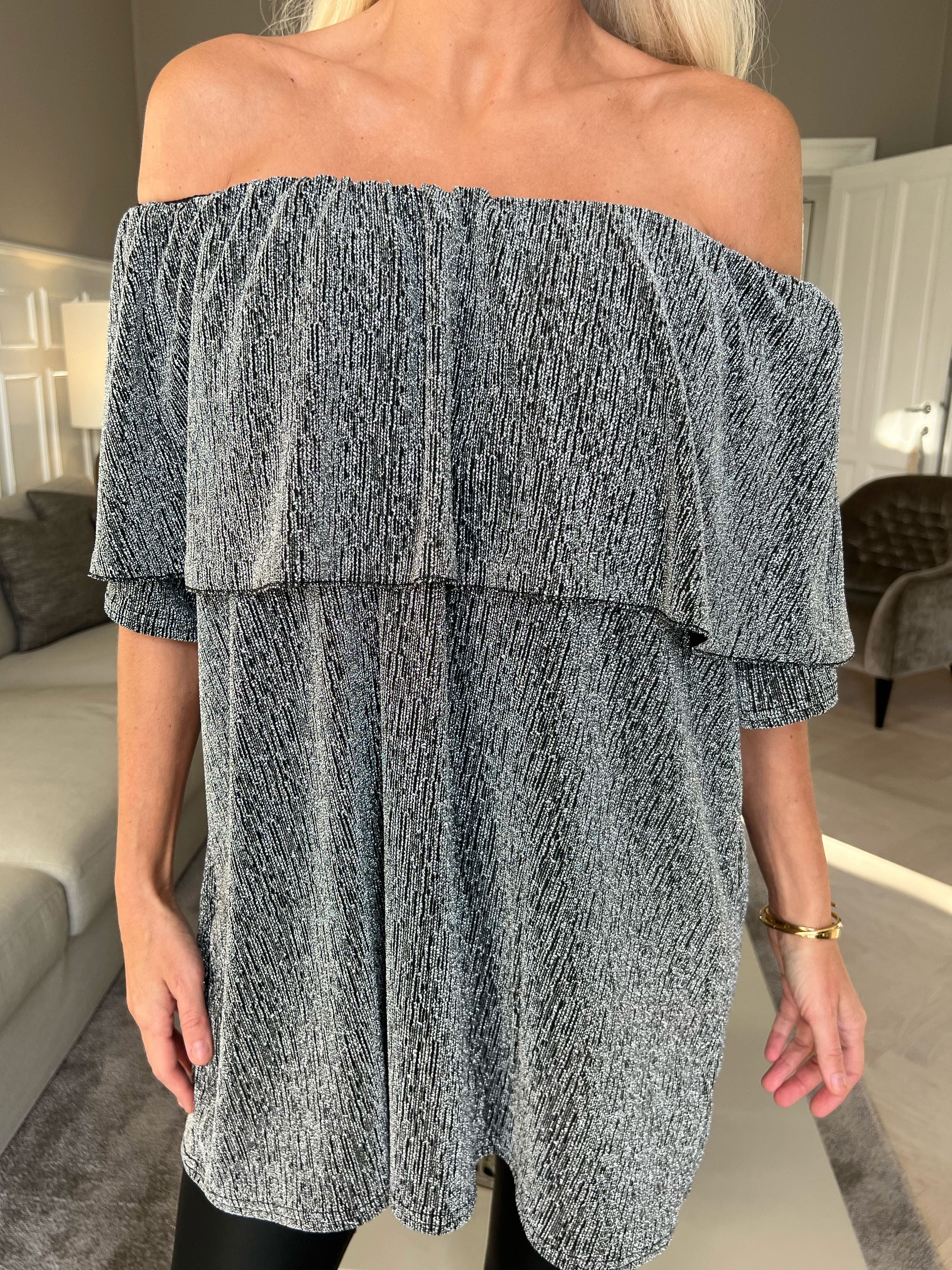 Maily - Off shoulder-blus med glittertrådar